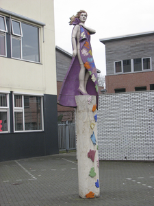 902983 Afbeelding van een sculptuur van een vrouwenfiguur voor het schoolgebouw van de NIMETO (Smijerslaan 2) te Utrecht.